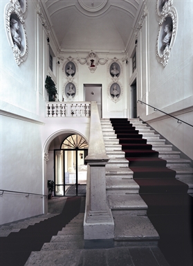 Scalone interno di Villa Colloredo Mels, sede del Museo Civico di Recanati